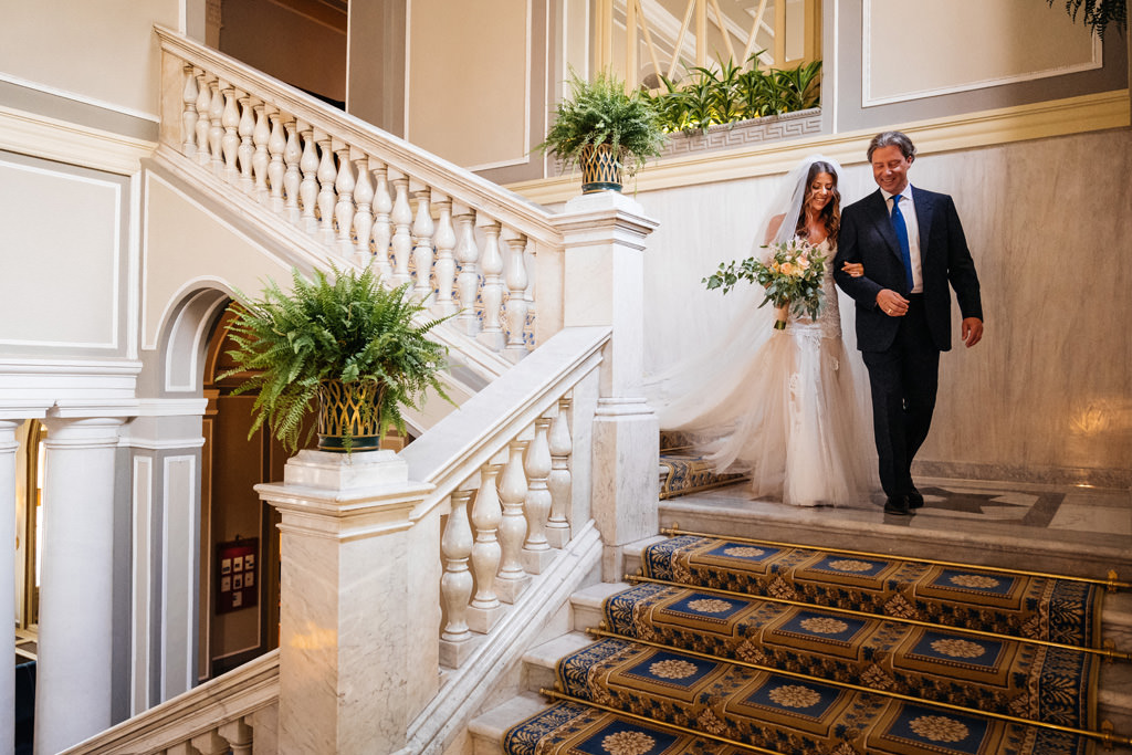 Wedding Photographer Como Lake Villa Pizzo Villa d'Este la sposa scende la scalinata con il padre a villa d'este lago di como