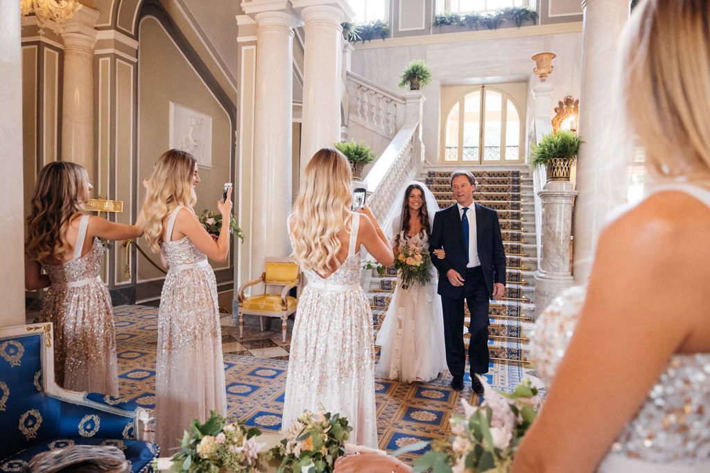 Wedding Photographer Como Lake Villa Pizzo Villa d'Este la sposa scende con il padre a villa d'este lago di como