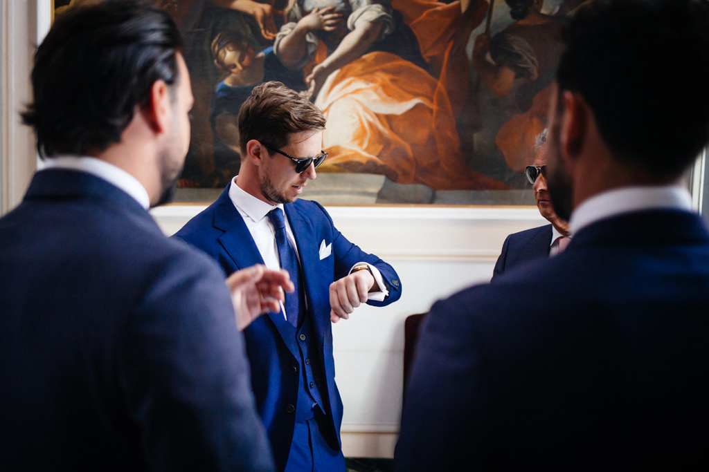 Wedding Photographer Como Lake Villa Pizzo Villa d'Este lo sposo guarda l'orologio matrimonio tom e indigo villa pizzo lago di como