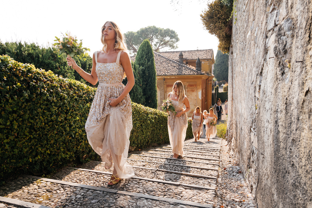 Wedding Photographer Como Lake Villa Pizzo Villa d'Este damigelle sulla scalinata matrimonio tom e indigo villa pizzo lago di como