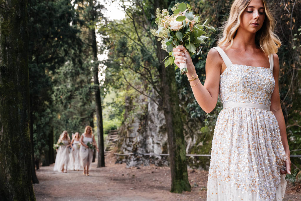 Wedding Photographer Como Lake Villa Pizzo Villa d'Este damigella con bouquet matrimonio tom e indigo villa pizzo lago di como