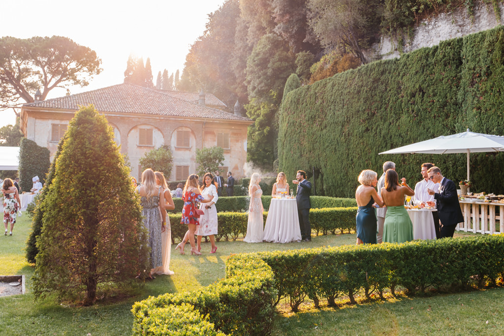 Wedding Photographer Como Lake Villa Pizzo Villa d'Este gli invitati al matrimonio di tom e indigo all'esterno di villa pizzo lago di como