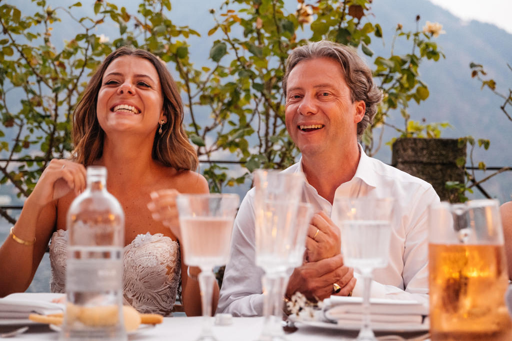 Wedding Photographer Como Lake Villa Pizzo Villa d'Este la sposa e il padre sorridono matrimonio lago di como tom e indigo