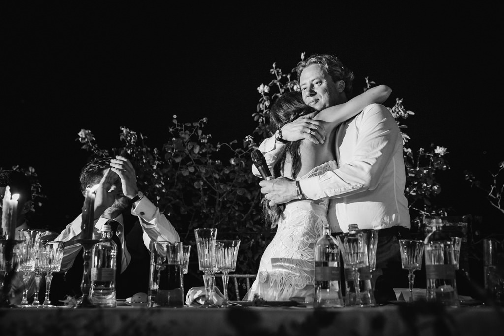 Wedding Photographer Como Lake Villa Pizzo Villa d'Este abbraccio sposa padre bianco e nero matrimonio tom e indigo lago di como villa pizzo