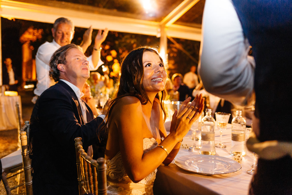 Wedding Photographer Como Lake Villa Pizzo Villa d'Este la sposa applaude dopo il discorso del marito matrimonio tom e indigo villa pizzo lago di como