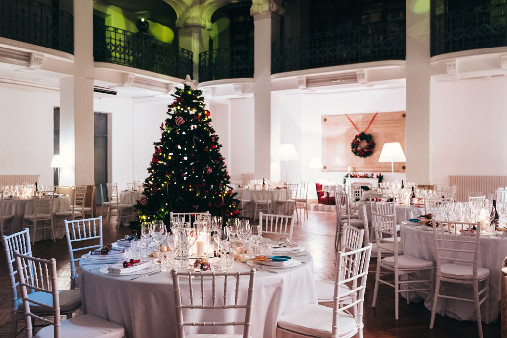 Fotografo Evento Milano Cena Aziendale Filologico Pandora Uno scorcio delle tavole apparecchiate per la cena di Natale organizzata da Pandora