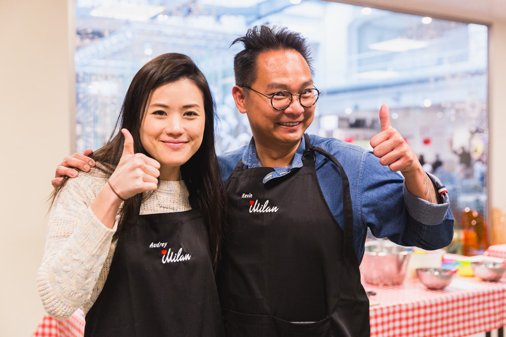 Fotografo Evento Aziendale Milano Eataly Boeucc Due componenti dell'azienda di Dingapore indossano due grembiuli da cucina