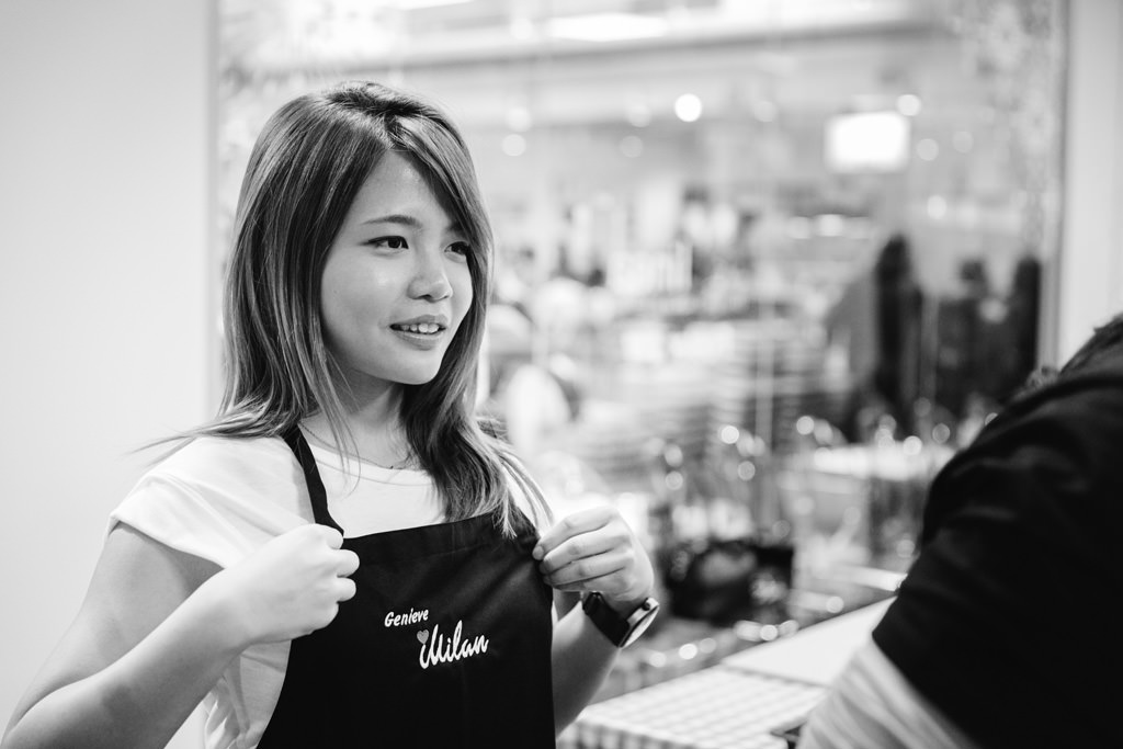 Fotografo Evento Aziendale Milano Eataly Boeucc Una bella dipendete della Tokio Marine Holdings indossa un grembiule ritratta dal fotografo di eventi aziendali Della Savia