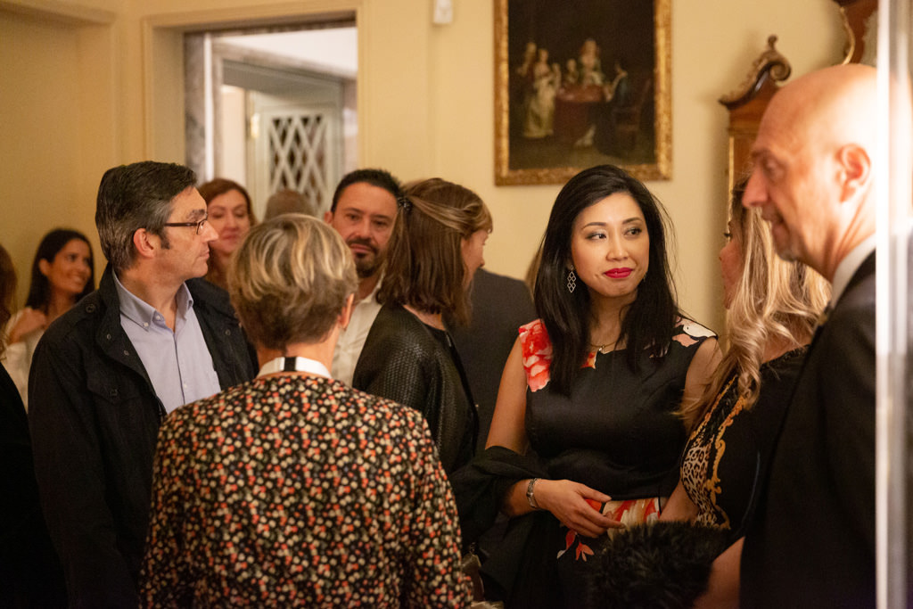 Gli invitati s'intrattengono in conversazioni