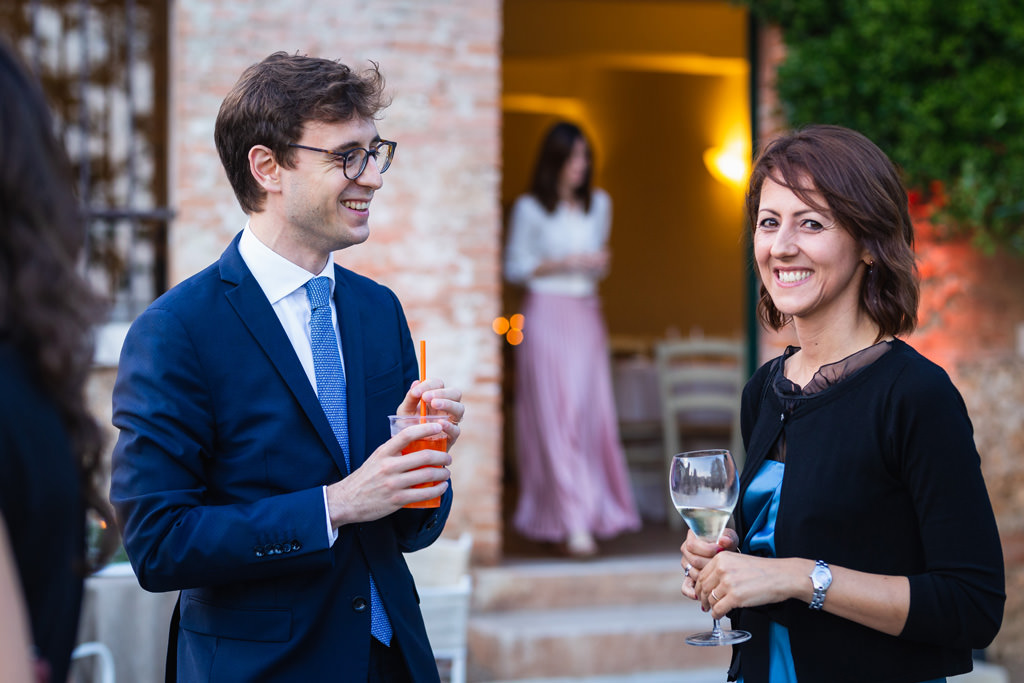 Fotografo Cena di Gala Casa Gobbato Convegno Antitrust Treviso 2 Due invitati alla cena di Gala scambiano alcune battute