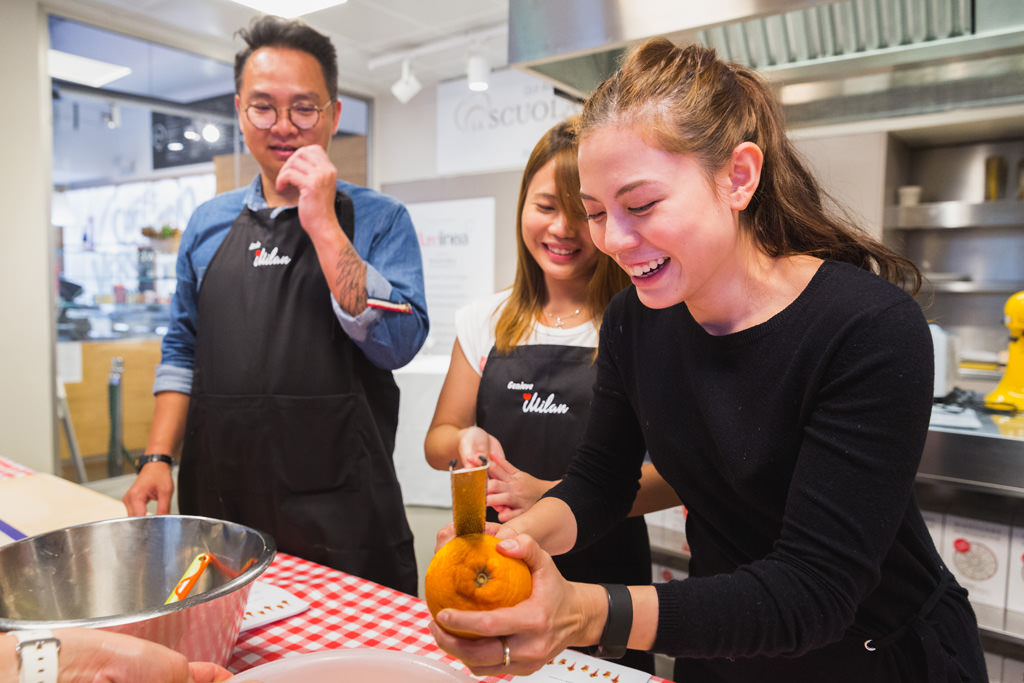 Fotografo Evento Aziendale Milano Eataly Boeucc Alcune dipendenti si divertono in cucina durante l'evento di team building organizzato dall'azienda