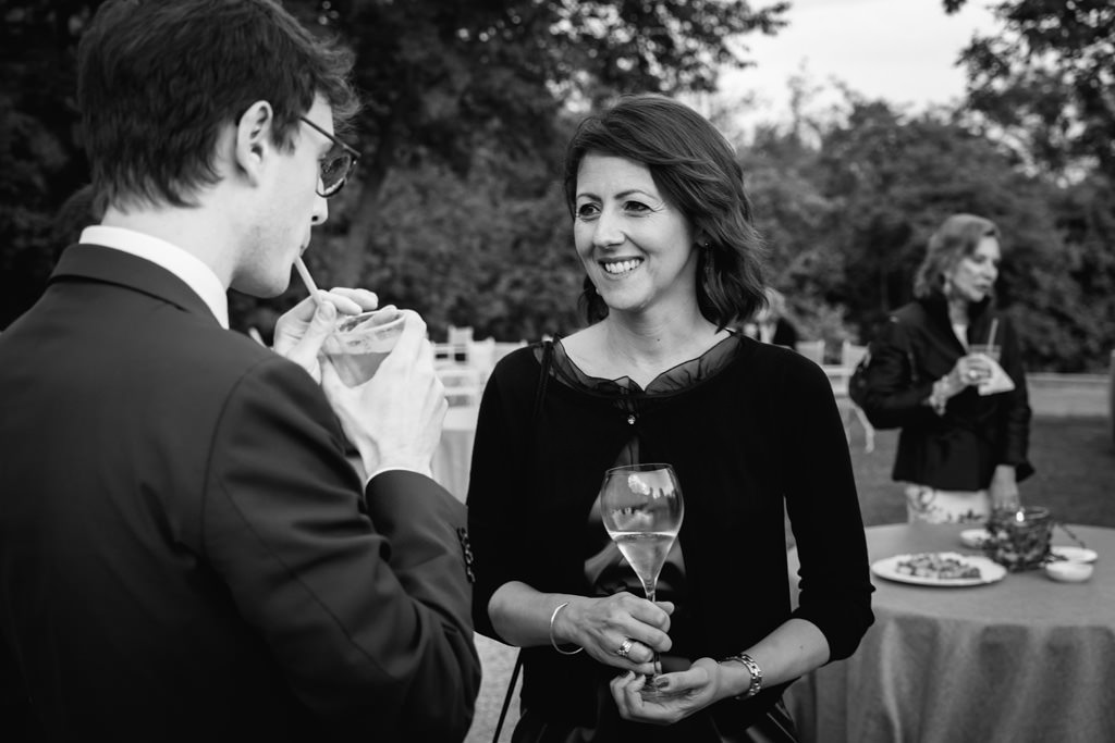 Fotografo Cena di Gala Casa Gobbato Convegno Antitrust Treviso 2 Un'invitata s'intrattiene in compagnia di un ospite in uno scatto di Alessandro Della Savia, fotografo di eventi e cene aziendali