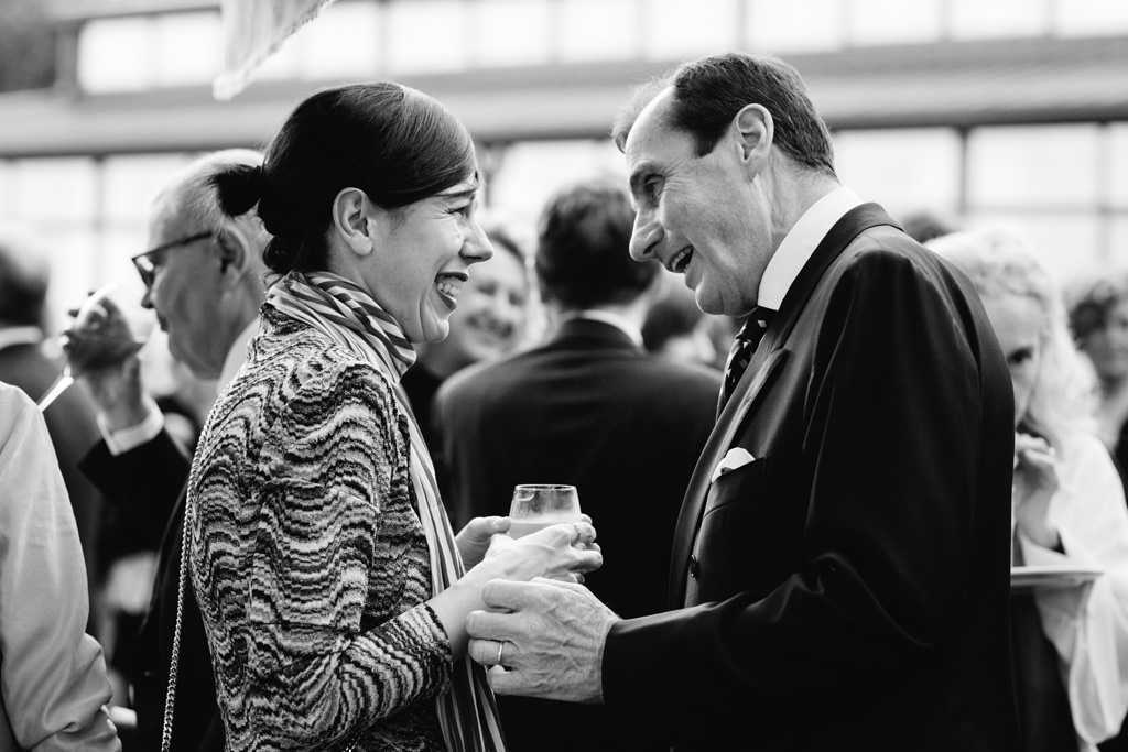 Fotografo Cena di Gala Casa Gobbato Convegno Antitrust Treviso 2 Due invitati conversano durante la cena di Gala presso la Casa del Gobbato