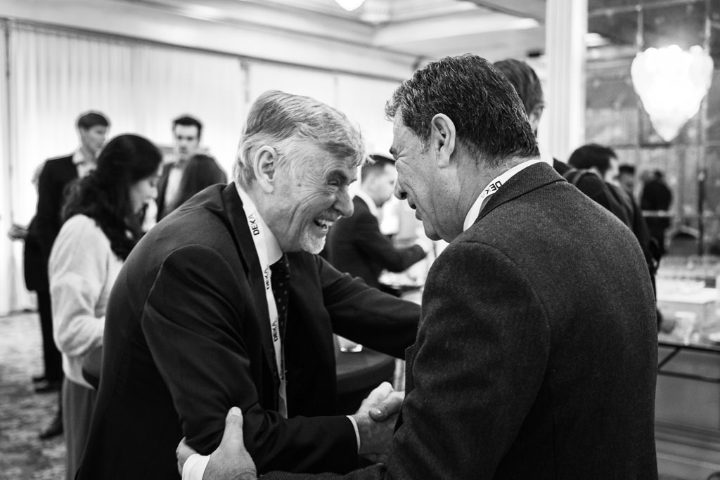 Fotografo Congresso Conferenza Milano EUGA Marriott Hotel I relatori sci scambiano qualche battuta durante