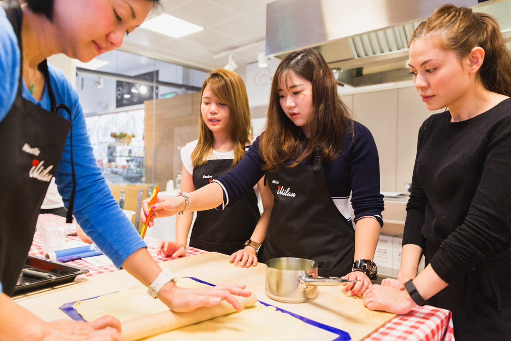 Fotografo Evento Aziendale Milano Eataly Boeucc Le dipendenti stendono la pasta durante la preparazione della torta di mele