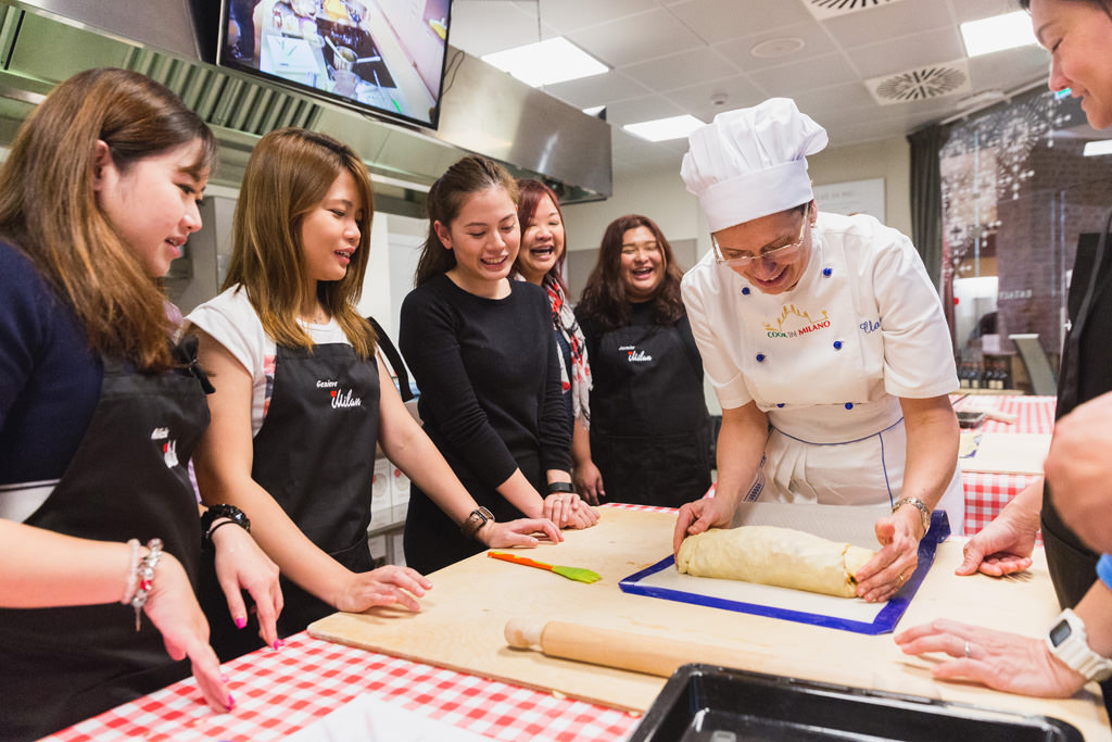 Fotografo Evento Aziendale Milano Eataly Boeucc La cuoca è pronta a infornare la torta di mele