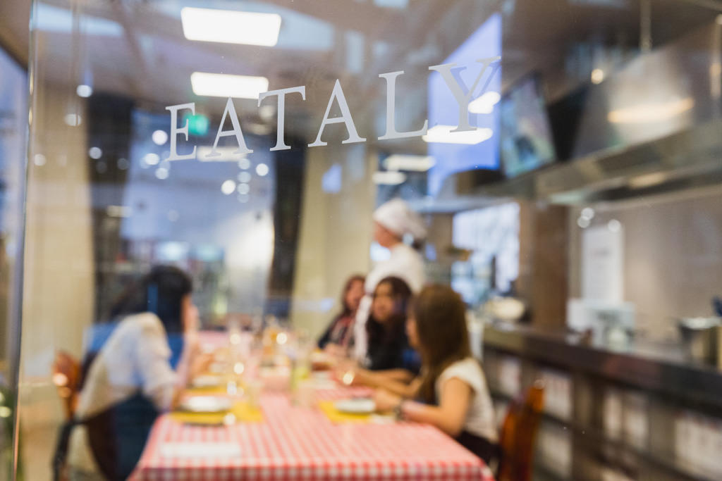 Fotografo Evento Aziendale Milano Eataly Boeucc UN particolare della vetrina con la scritta: Eataly
