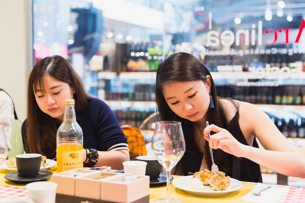 Fotografo Evento Aziendale Milano Eataly Boeucc Le dipendenti assaggiano la torta di mele ritratte dal fotografo di meetig aziendali Alessandro Della Savia