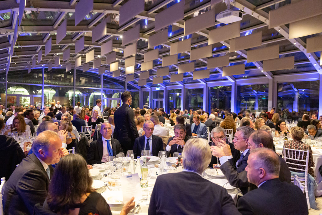 Un campo totale della cena di Gala per festeggiare l'undicesimo congresso dell'EUGA
