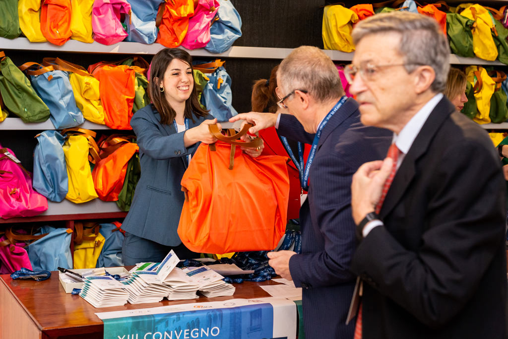 Fotografo Congresso Antitrust Treviso Casa Dei Carraresi Un ospite riceve una borsa alla reception