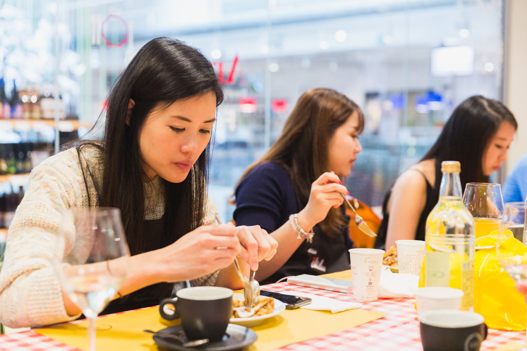 Fotografo Evento Aziendale Milano Eataly Boeucc Alessandro Della Savia ritrae le belle dipendenti della Tokio MArine Holdings mentre assaggiano la Strüdel