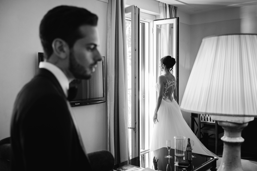 Fotografo Matrimonio Lago di Como Casta Diva Mandarin Gli sposi nella camera del Mandarin Oriental Resort