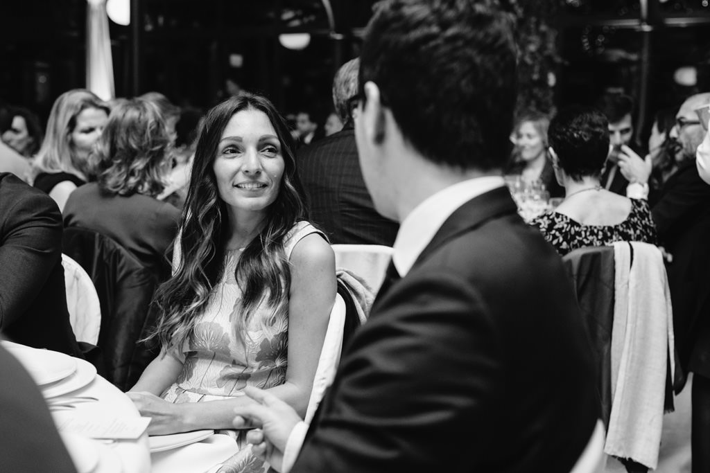 Fotografo Cena di Gala Casa Gobbato Convegno Antitrust Treviso 2 Il fotografo di meeting aziendali Alessandro Della Savia riprende in uno scatto Ottavia Raffaelli mentre conversa con un ospite