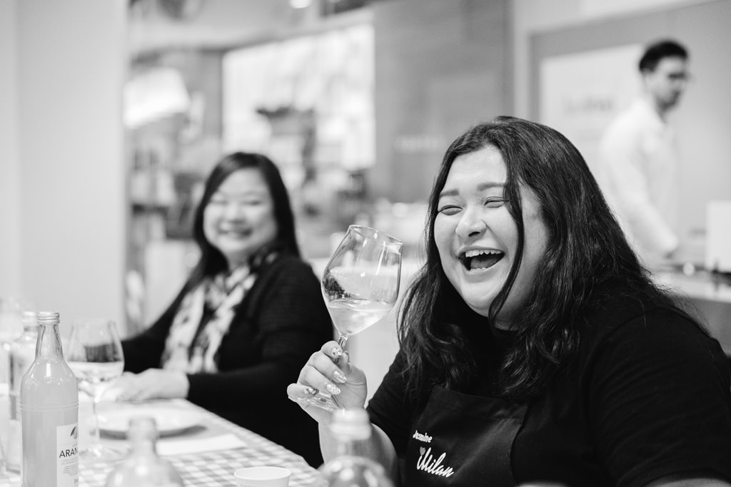 Fotografo Evento Aziendale Milano Eataly Boeucc Le dipendenti bevono e scherzano