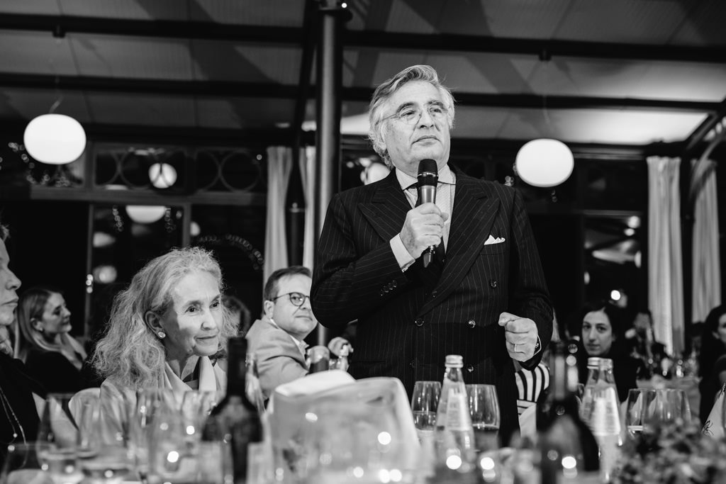 Fotografo Cena di Gala Casa Gobbato Convegno Antitrust Treviso 2 L'avvocato Raffaelli espone un discorso agli ospiti durante la cena di Gala presso la Casa Gobbato in uno scatto di Alessandro Della Savia, servizi fotografici aziendali per convention