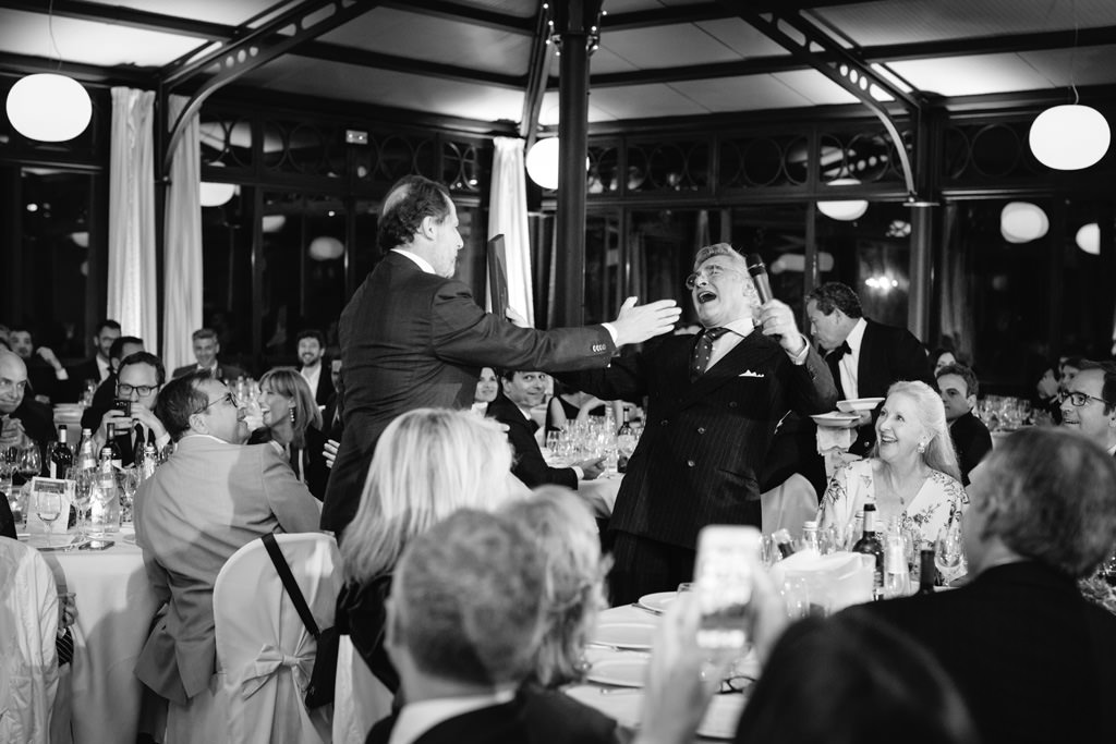Fotografo Cena di Gala Casa Gobbato Convegno Antitrust Treviso 2 Un ospite abbraccia calorosamente l'avvocato Raffaelli in uno scatto del fotografo di cerimonie ed eventi Alessandro Della Savia