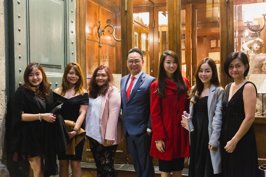 Fotografo Evento Aziendale Milano Eataly Boeucc Alessandro Della Savia ritrae i componenti della Tokio Marine Holdings all'uscita del ristorante Boeucc