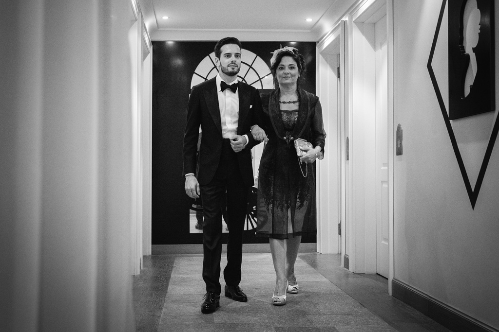 Fotografo Matrimonio Lago di Como Casta Diva Mandarin La mamma accompagna lo sposo alla cerimonia