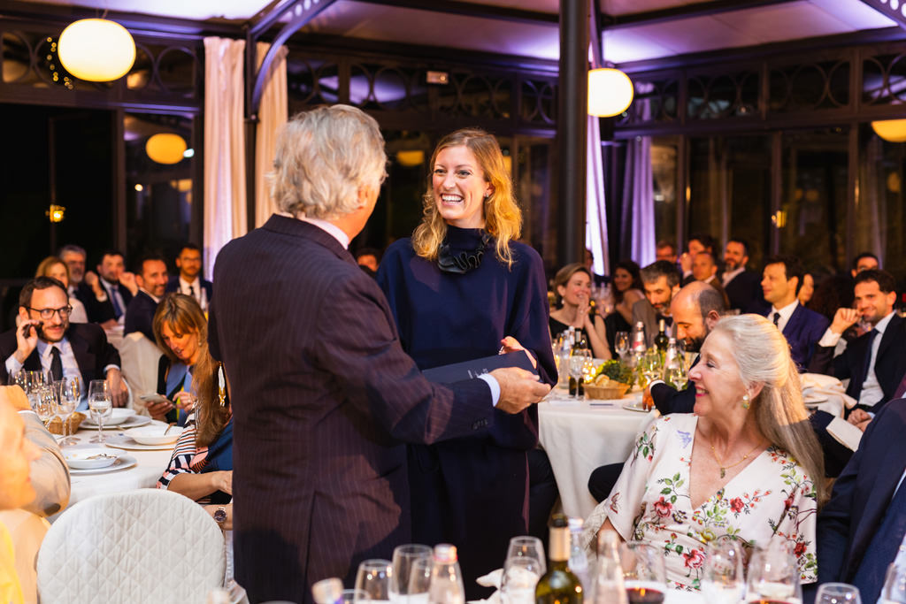 Fotografo Cena di Gala Casa Gobbato Convegno Antitrust Treviso 2 L'avvocato Raffaelli consegna un premio a un'ospite durante la Cena di Gala per il Convegno Antitrust in Treviso
