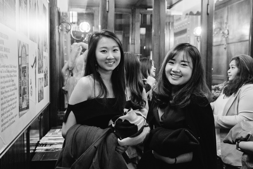 Fotografo Evento Aziendale Milano Eataly Boeucc Due dipendenti sorridono davanti all'obiettivo del fotografo