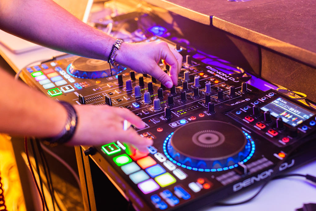 Fotografo Cena di Gala Casa Gobbato Convegno Antitrust Treviso 2 Il dj suona una playlist per animare la serata presso Casa Gobbato in Treviso