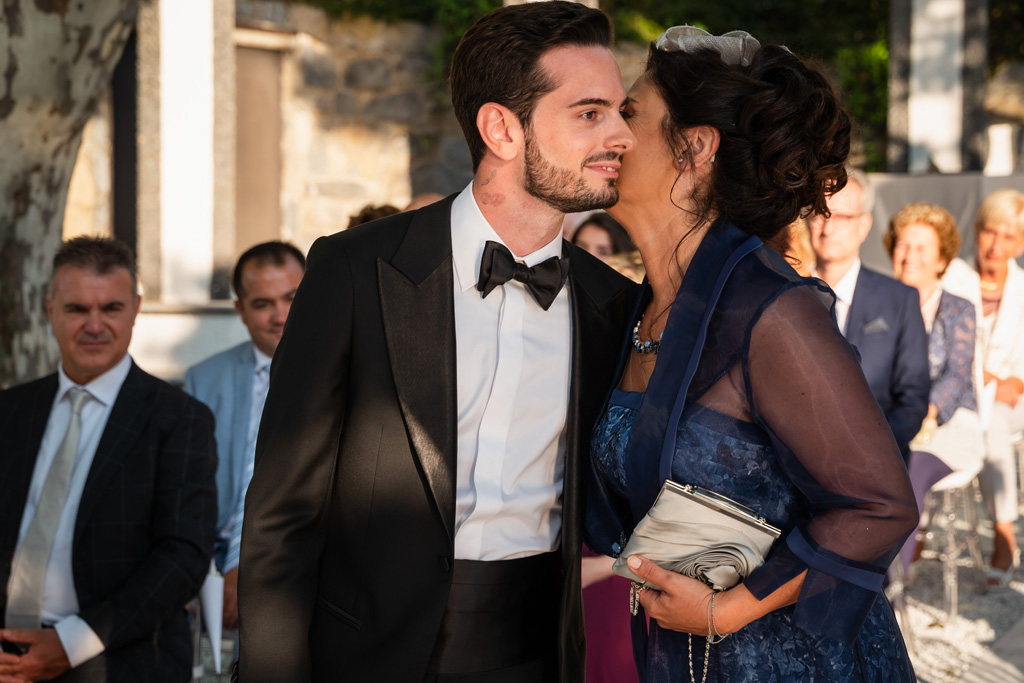 Fotografo Matrimonio Lago di Como Casta Diva Mandarin La mamma dello sposo bacia Alex