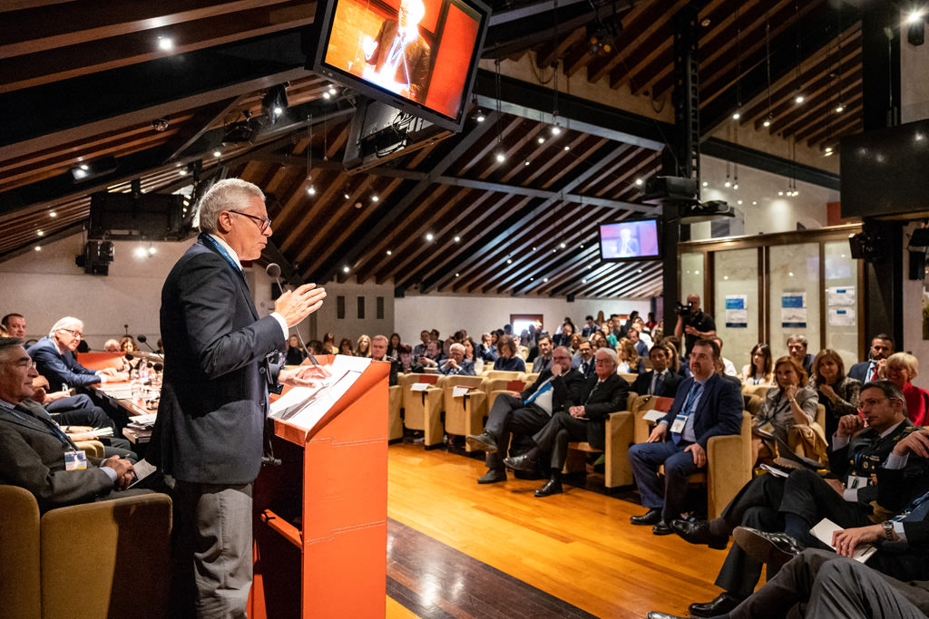 Fotografo Congresso Antitrust Treviso Casa Dei Carraresi Un conferenziere enuncia un discorso durante il congresso Antitrust in uno scatto di Alessandro Della Savia, fotografo di eventi e congressi