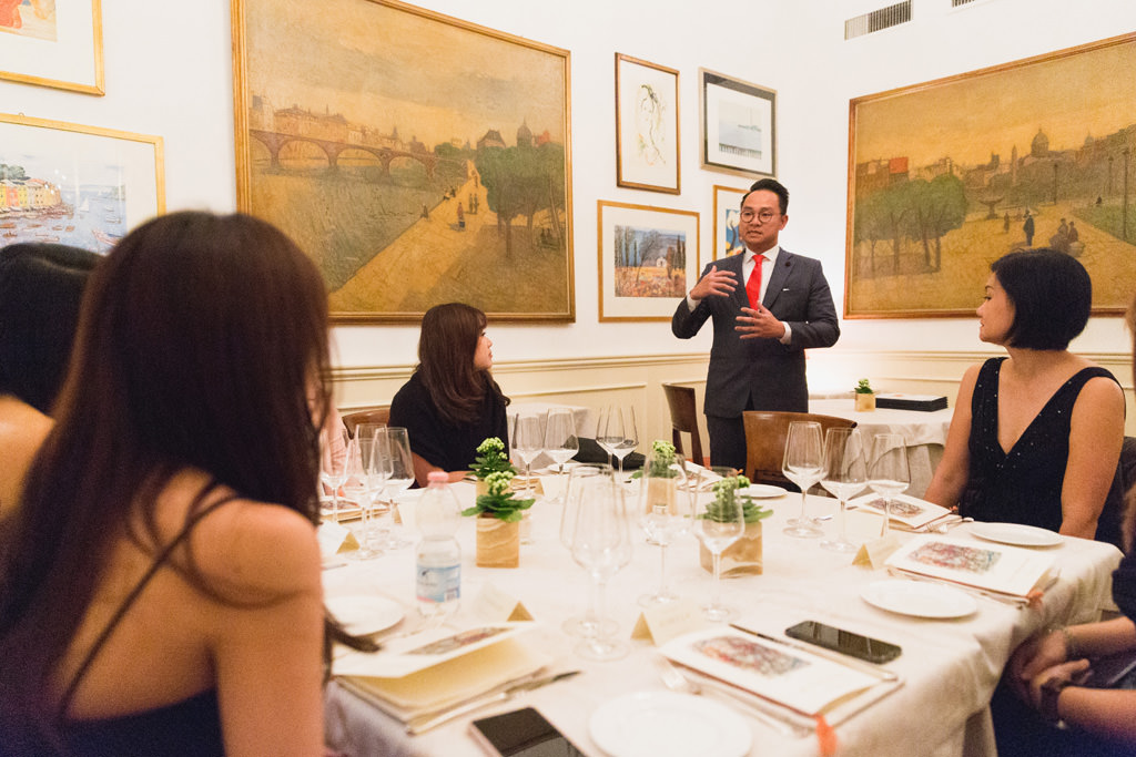 Fotografo Evento Aziendale Milano Eataly Boeucc Uno dei componenti dell'azienda espone un discorso prima della cena aziendale documentata dal fotografo Alessandro Della Savia