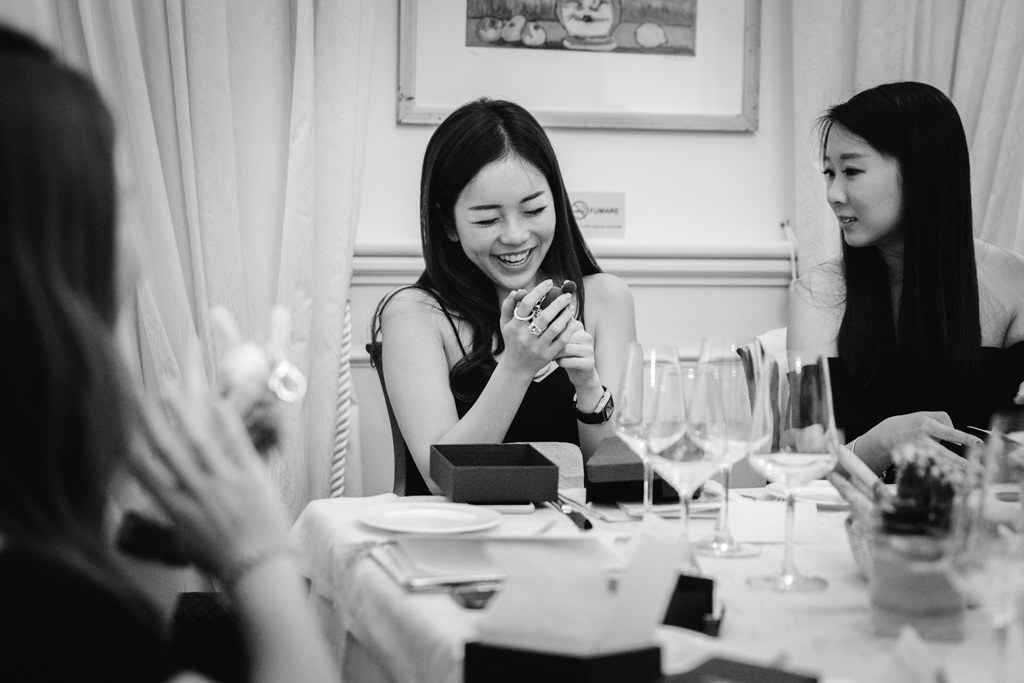 Fotografo Evento Aziendale Milano Eataly Boeucc Una bella invitata sorride davanti al regalo aziendale ritratta dal fotografo Alessandro Della Savia