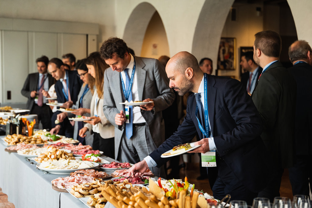 Fotografo Congresso Antitrust Treviso Casa Dei Carraresi Gli invitati si ristorano con un rinfresco a seguito dei discorsi dei conferenzieri immortalati dal fotografo di eventi Alessandro Della Savia