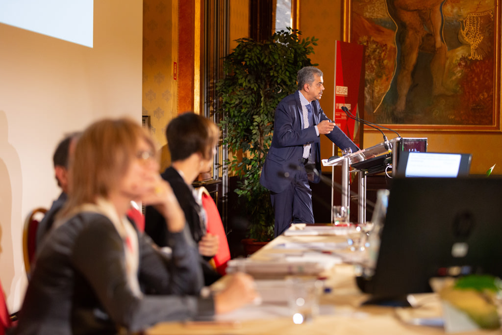 Fotografo Congresso Conferenza Milano EUGA Marriott Hotel Un relatore espone i suoi