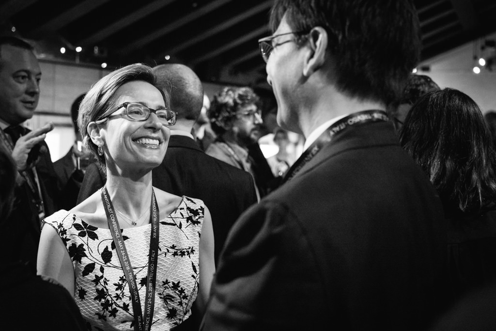 Fotografo Congresso Antitrust Treviso Casa Dei Carraresi Un'invitata sorride raggiante dopo l'incontro di successo con i conferenzieri ripresa dal fotografo di presentazioni e conferenze Alessandro Della Savia