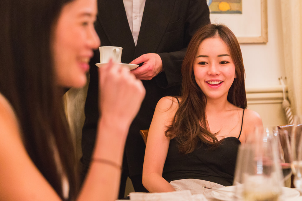 Fotografo Evento Aziendale Milano Eataly Boeucc Le invitate sorridono gioiosamente durante la cena aziendale