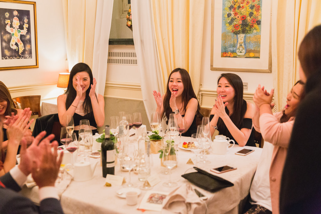 Fotografo Evento Aziendale Milano Eataly Boeucc Le invitate applaudono gioiosamente la conclusione di una splendida giornata passata insieme ai colleghi, una fotografia scattata da Alessandro Della Savia