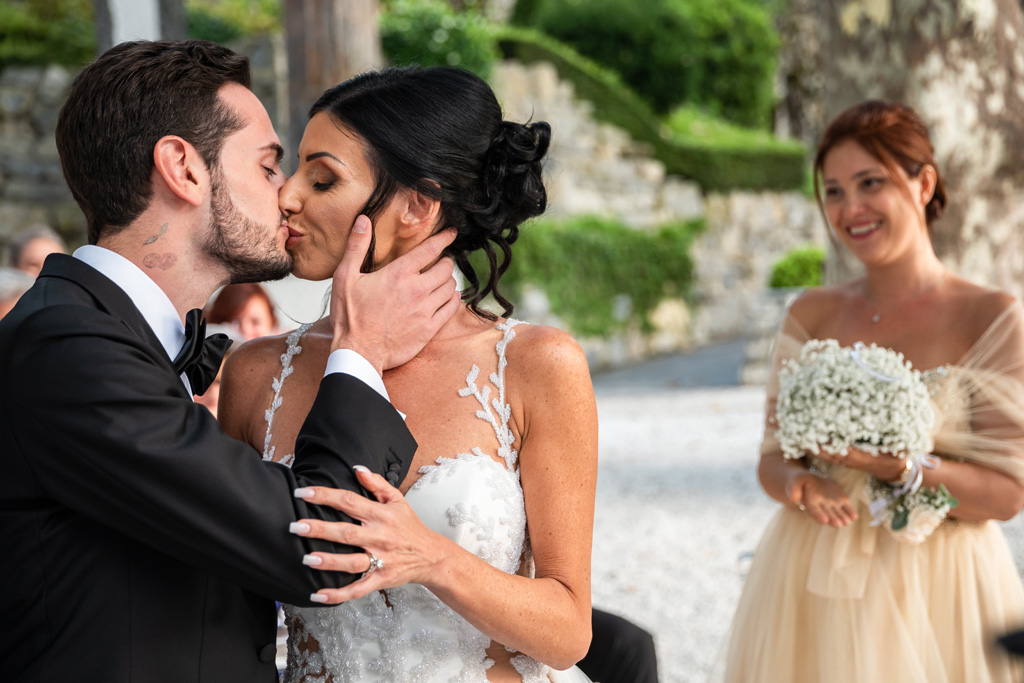 Fotografo Matrimonio Lago di Como Casta Diva Mandarin Il bacio degli sposi alla fine della cerimonia