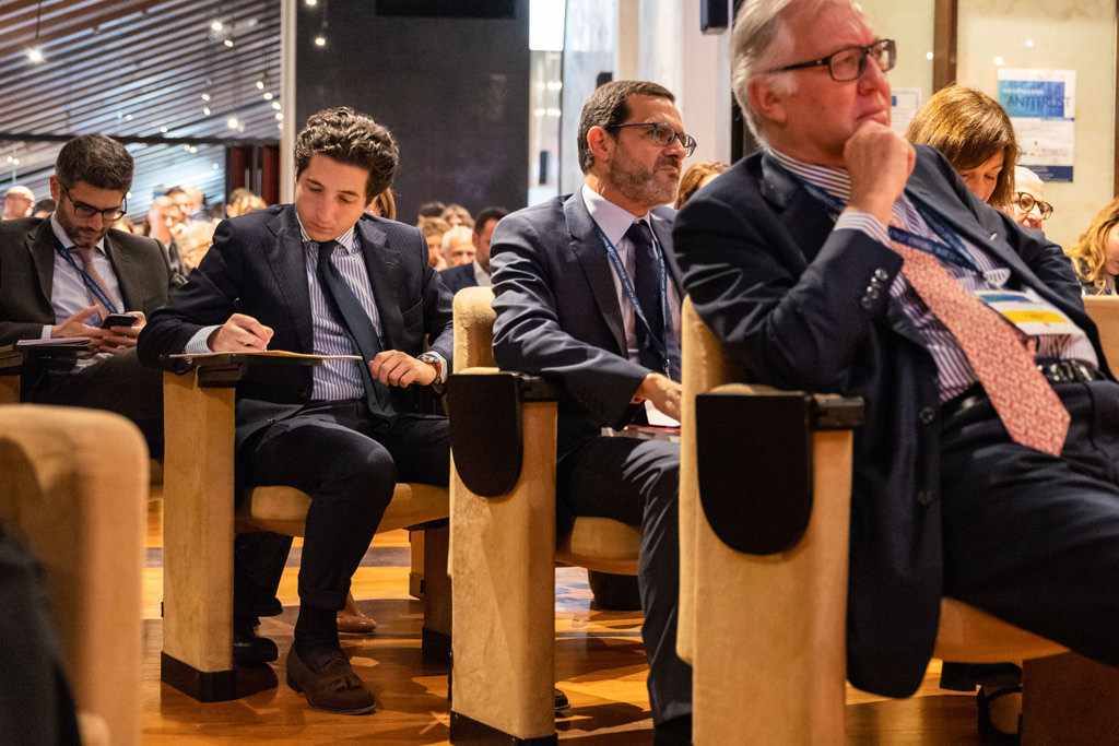 Fotografo Congresso Antitrust Treviso Casa Dei Carraresi Gli ospiti trascrivono le informazioni esposte durante il convegno trevigiano