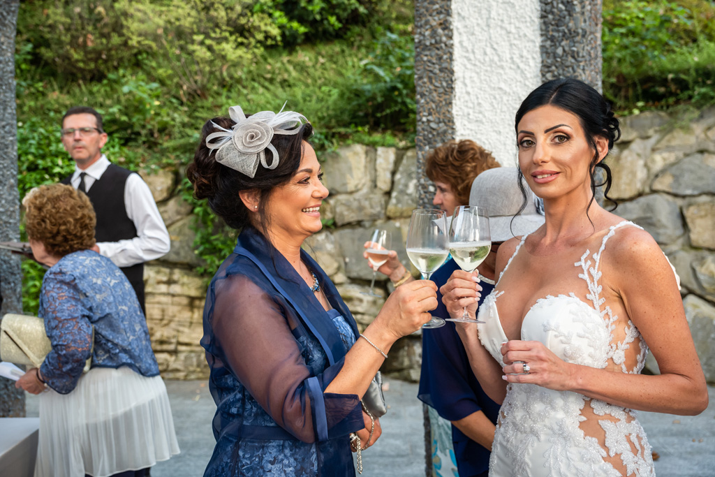 Fotografo Matrimonio Lago di Como Casta Diva Mandarin Brindisi tra la sposa e la mamma