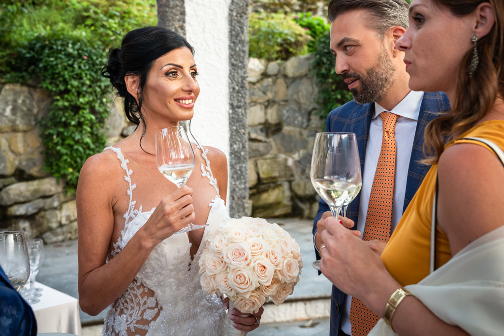 Fotografo Matrimonio Lago di Como Casta Diva Mandarin La sposa parla con gli invitati