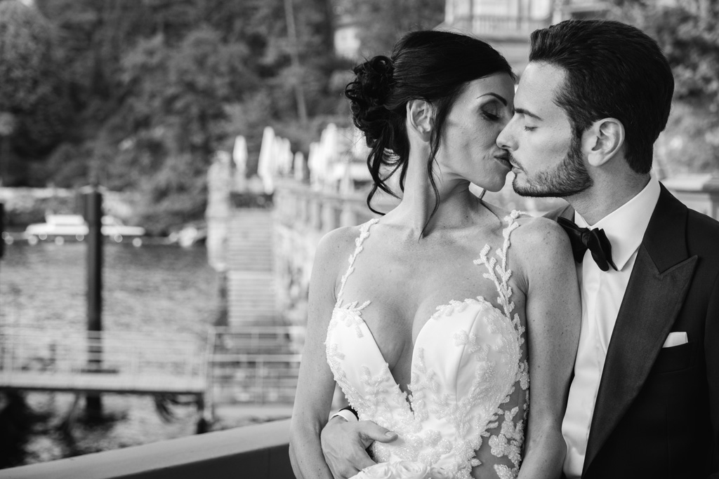 Fotografo Matrimonio Lago di Como Casta Diva Mandarin Il bacio degli sposi in bianco e nero sulla terrazza del Mandarin Oriental