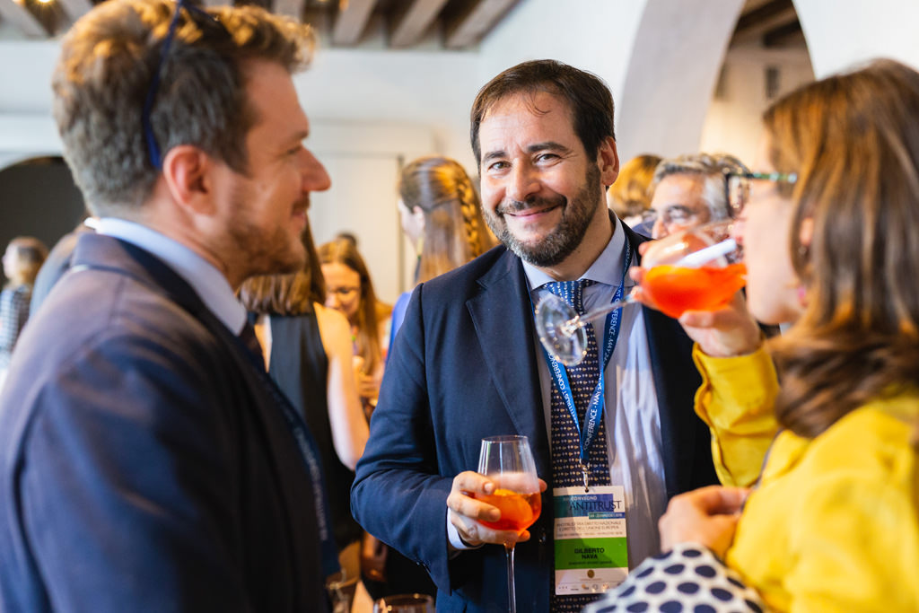 Fotografo Congresso Antitrust Treviso Casa Dei Carraresi Alcuni invitati si confrontano in merito alle tematiche elencate durante il convegno, in uno scatto del fotografo di eventi Della Savia